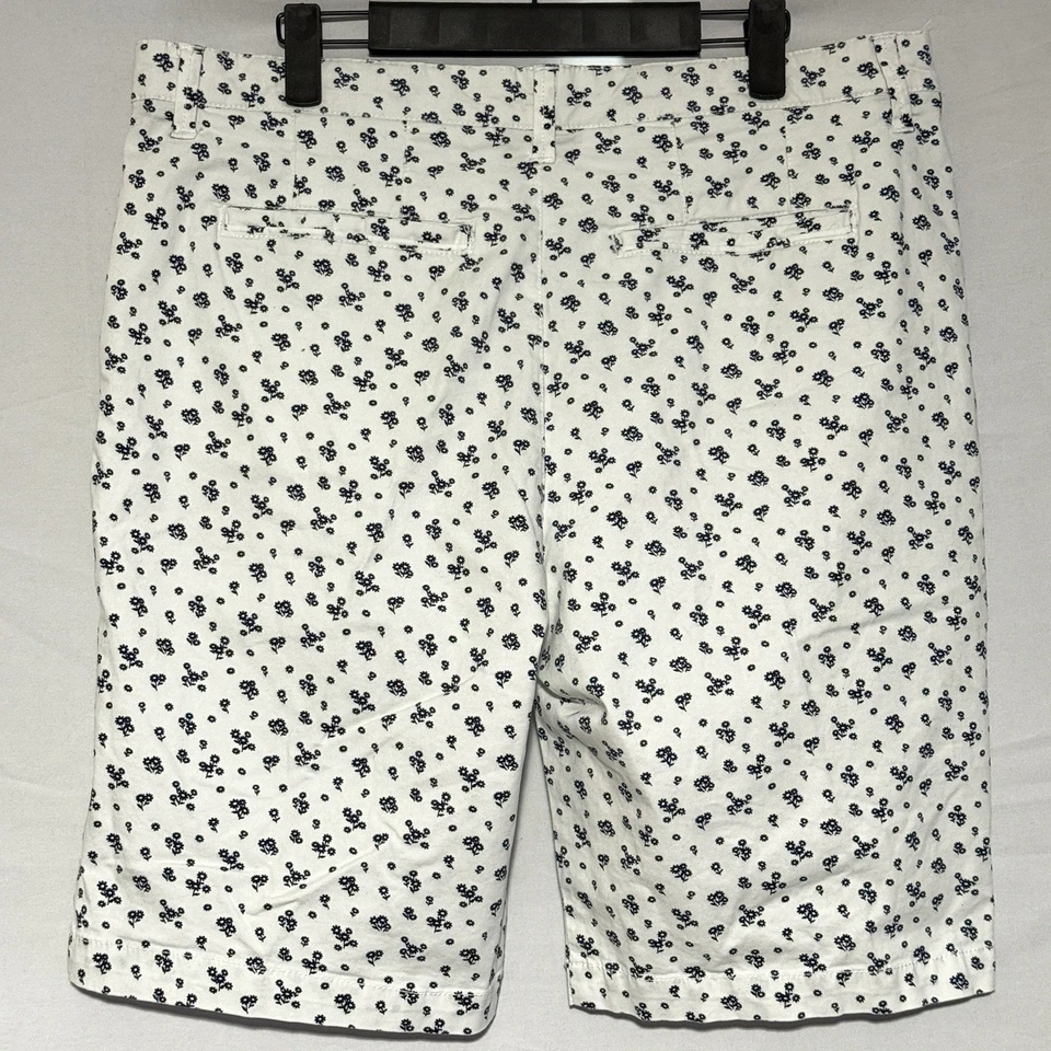 Pantalones Cortos Chinos Hudson & Barrow Para Hombre Cintura 33 Blanco con Patrón Floral Azul Marino Foto 2 de 4