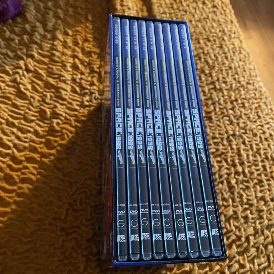 Space 1999 Complete Series Megaset 30th Anniversary Edition (17-DVDs, 2007) VGC Foto 2 de 4
