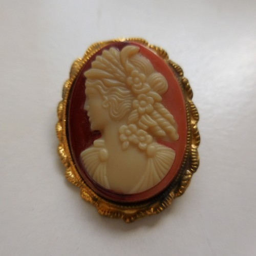 Broche médaillon portrait plaqué or pierre résine bijou vintage France N4071 - Afbeelding 1 van 10