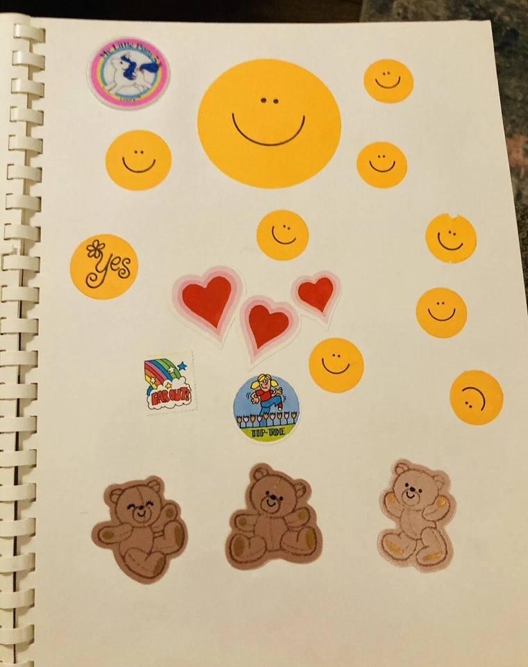 Álbum de pegatinas años 80 Gremlin Muppet Hello Kitty Care Bear Snoopy Fuzzy Puffy 450+ Foto 2 de 4