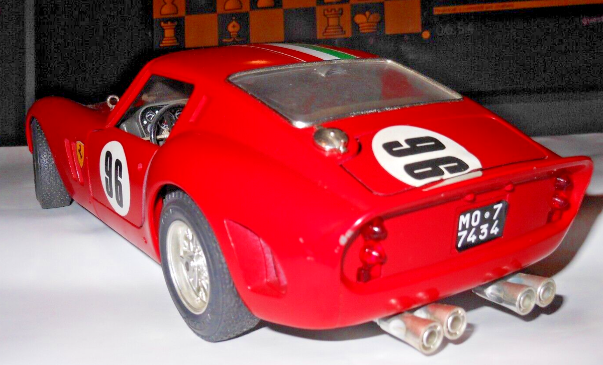Miniature Ferrari 250 GTO 1962 – Burago 3011 Italie 1:18 – Rouge – Occasion Avec Boîte