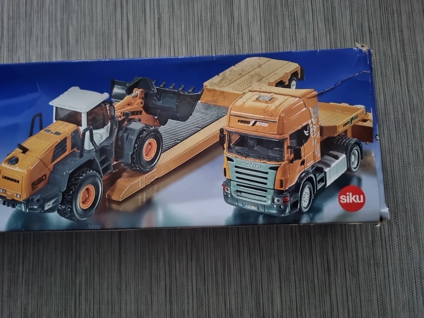 SIKU ジク 3933 スカニア R620 トレーラー Scania mit Radlader METALL