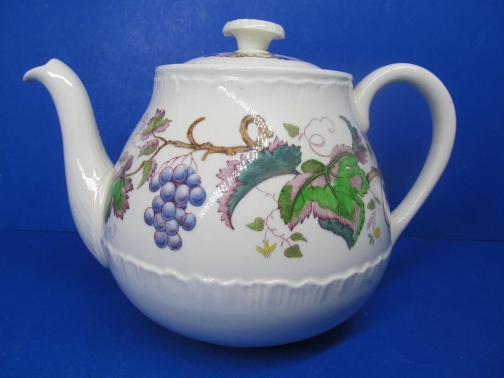 Wedgwood Of Etruria And Barlaston Jefferson Vine TK Porcelain China Teapot
