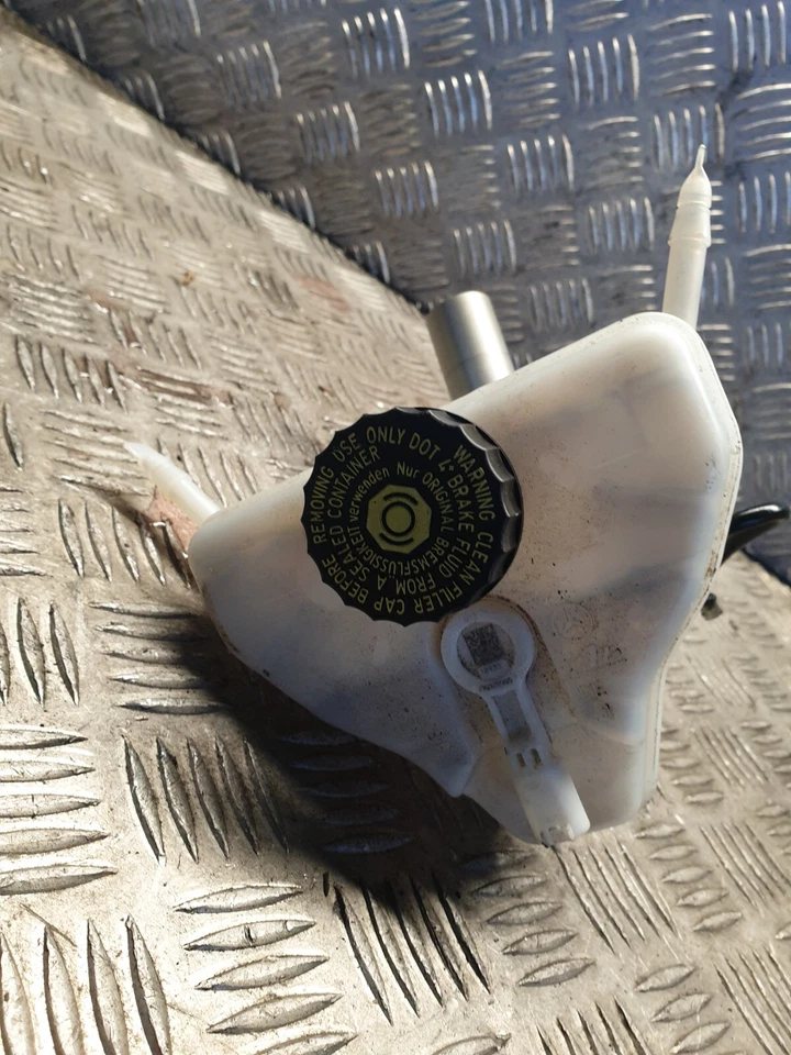 Cilindro maestro de freno Mercedes C220 A2054800002 AMG PREMIUM PLUS W205 2017 Foto 3 de 4