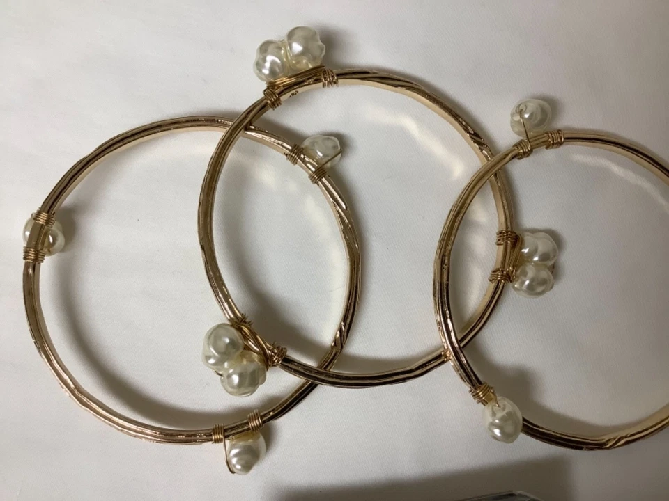 Conjunto de brazalete envolvente de alambre de perlas de imitación de elegancia moderna Avon y pendientes de aro nuevo regalo Foto 4 de 4