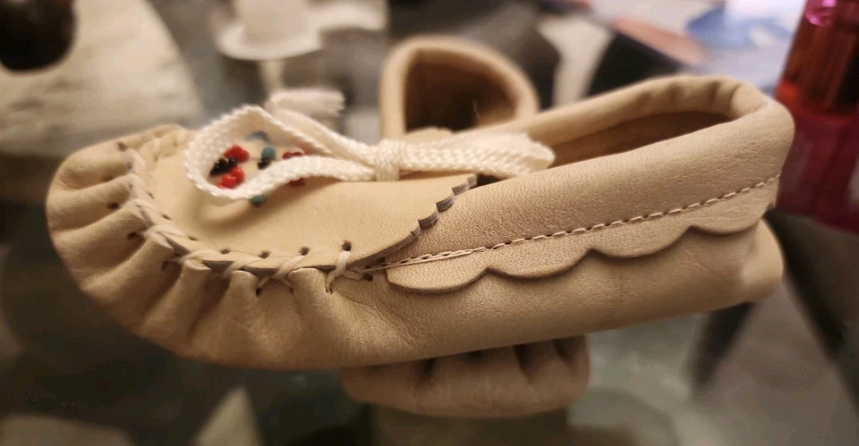 Mocasines de bebé estilo nativo hechos a mano - Zapatos infantiles de cuero con cuentas suela suave Foto 3 de 4