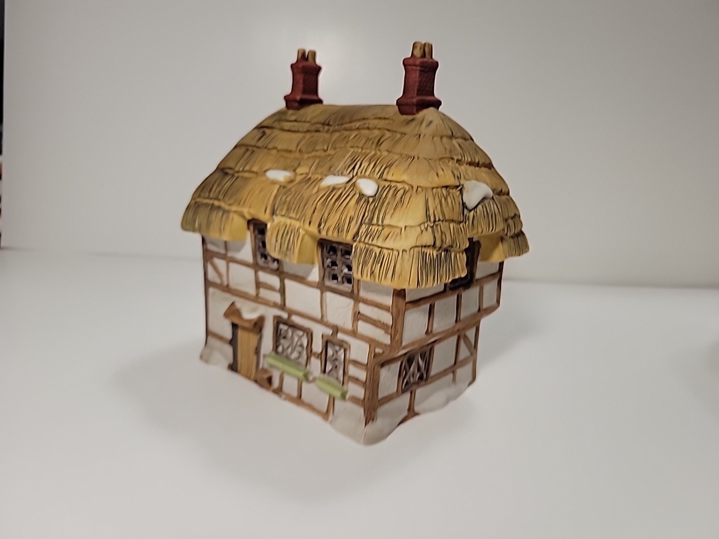 Dept 56 Dickens' Village Series Thatched Roof Cottage 6518-8 w/ Light & Foam Ctn
