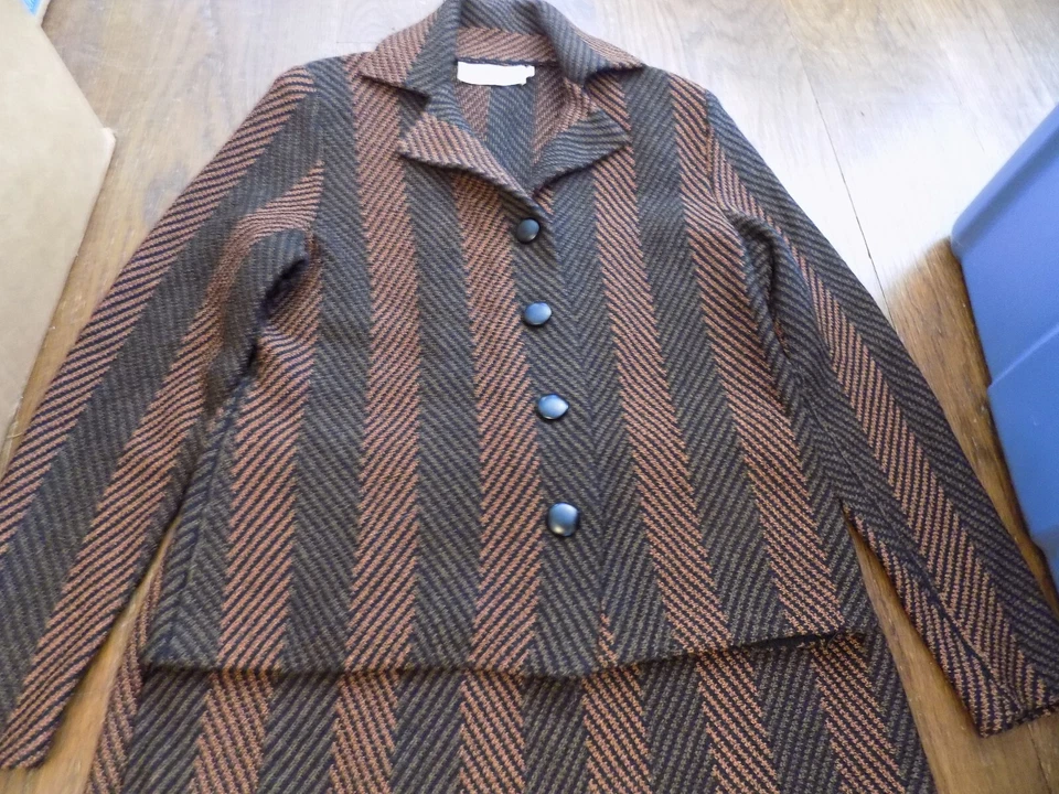 复古 ALNORAL Al Spokavicius 针织 2 件套西装外套和裙子条纹黑色棕褐色 尺寸 P — 第 2/4 张图片