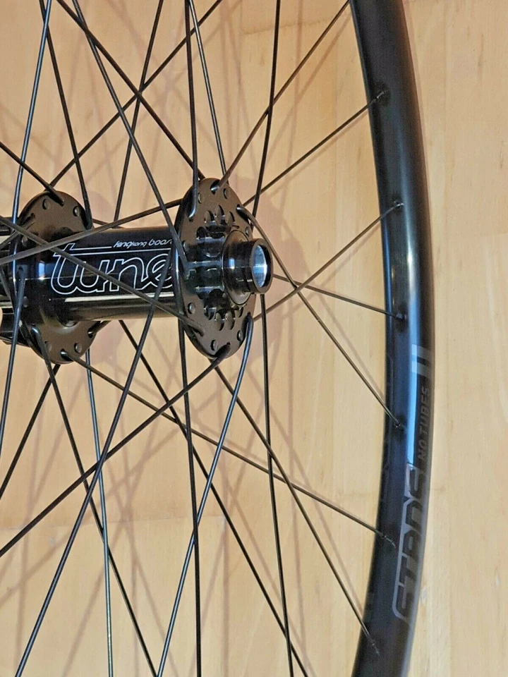 TUNE King Boost Race 3.0 Notubes Crest MK3 110x15 29" front wheel - Bild 3 von 4