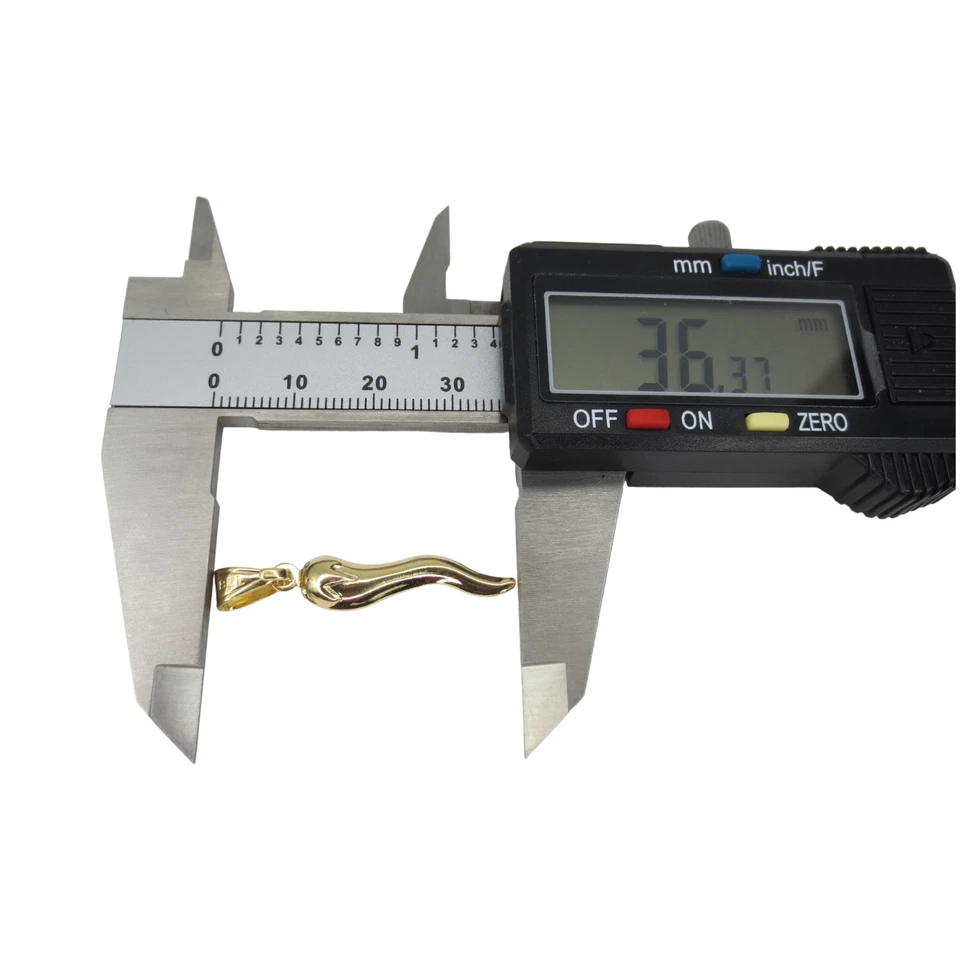 Pingente amuleto da sorte Cornicello chifre italiano folheado a ouro amarelo 18K joia 3D - Imagem 2 de 4