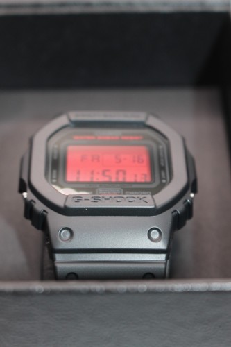 Orologio in resina da uomo CASIO G-SHOCK DW-5600BBR-1JF NERO E ROSSO... - Foto 10 di 17