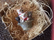 New 3D Dresden Paper Christmas Ornament 4 Kittens in Basket White Calico + Bows