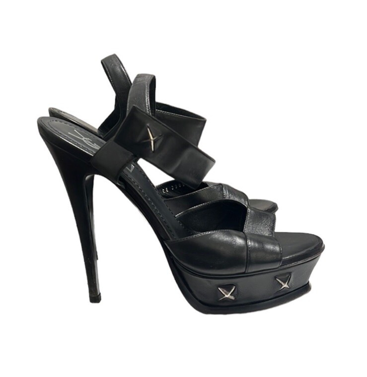 SAINT LAURENT Sandali con plateau in pelle nera YSL con dettagli a borchie taglia 37