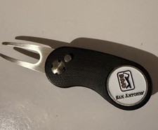 TPC San Antonio Logo Ball Marker z czarnym Switchblade Divot Repair Tool!