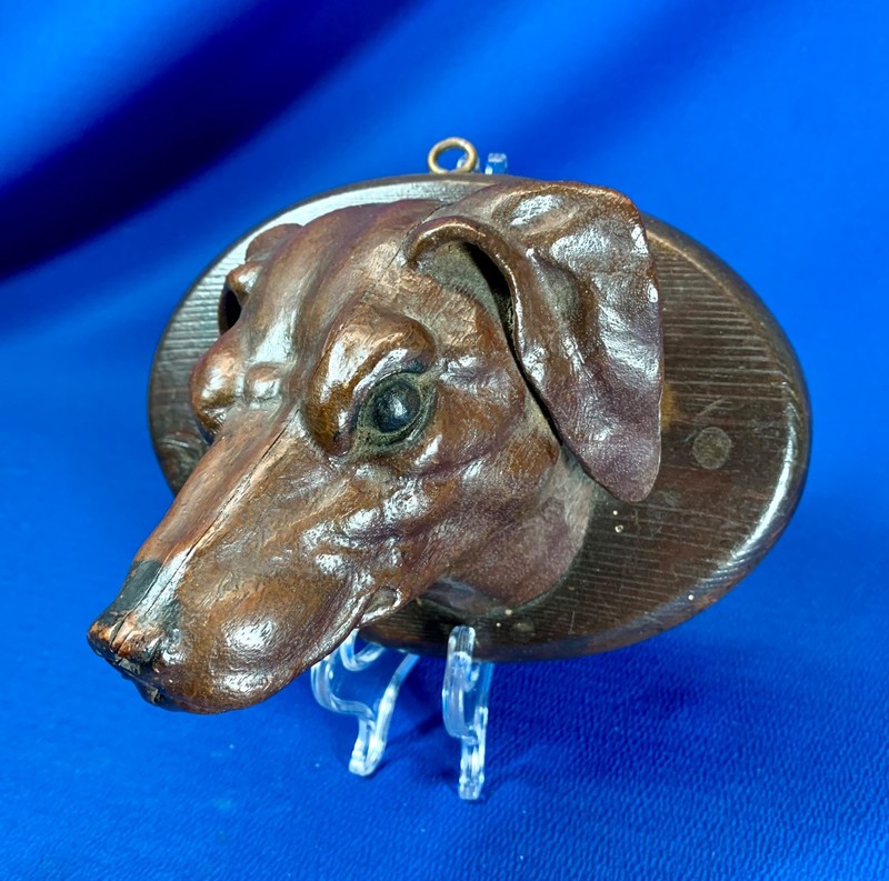 CARVED WOODEN FIGURAL DOG HEAD ON OVAL WALL HANGING PLAQUE
