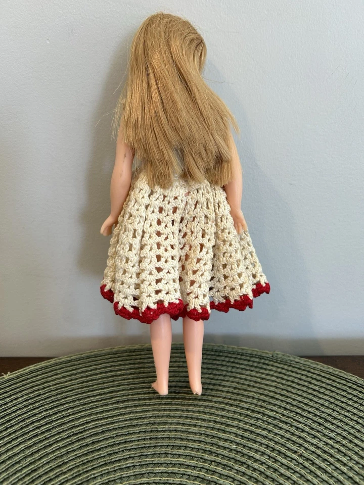 Muñeca vintage Clone Skipper (Barbie) EEGEE 71 nombre desconocido con vestido de ganchillo rara Foto 2 de 4
