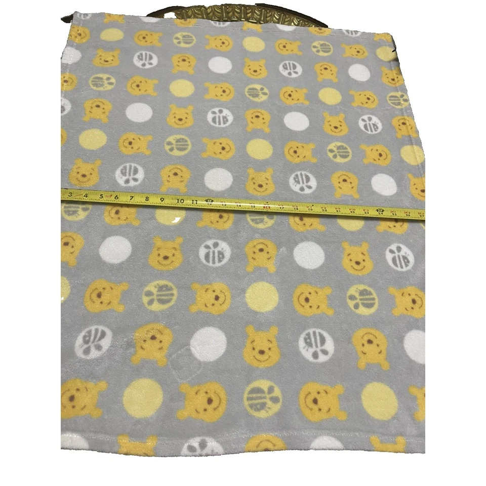 Одеяло Disney Baby Winnie the Pooh Grey Dot Fleece Bee желтое 28,5x34 дюйма - Изображение 4 из 4