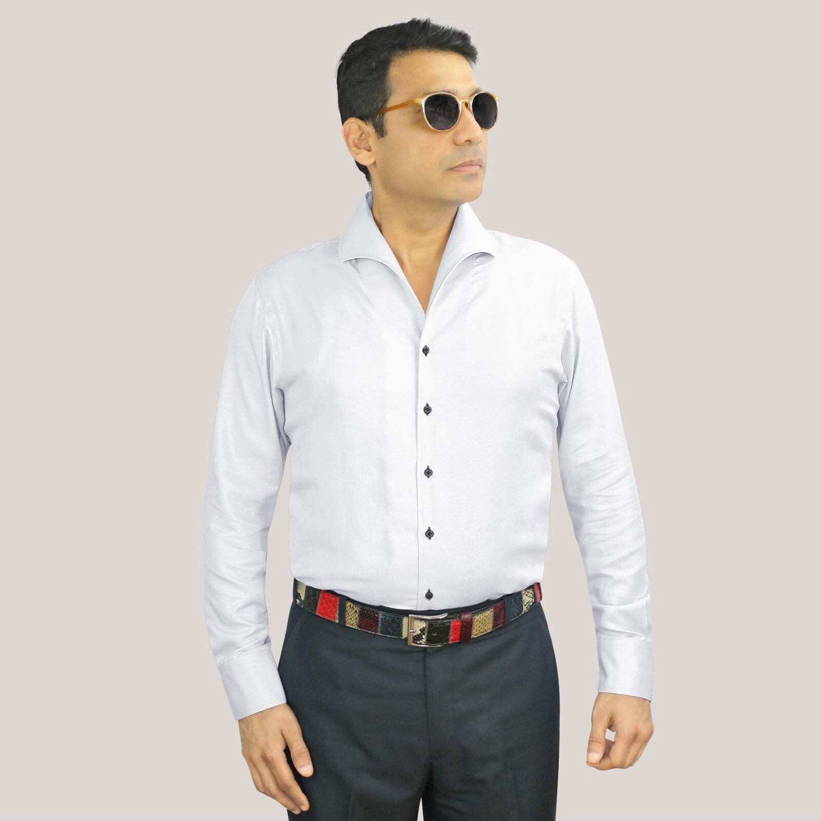 Camisa blanca de esmoquin sin botones con cuello cubano de solapa abierta alta botones negros para hombre