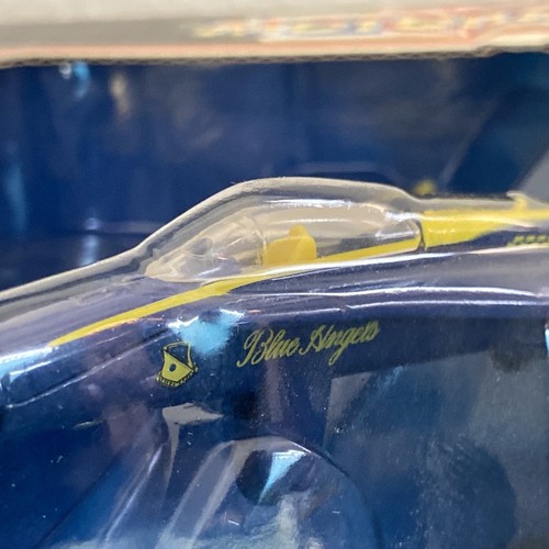 MotorMax Die-Cast Famous Fighters Boeing F/A-18 Super Hornet US Blue Angels - Picture 3 of 7