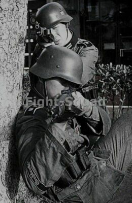 WW2 Picture Photo German Soldier Ready to Fire 3325 WW2 Picture Photo German Soldier Ready to Fire 3325