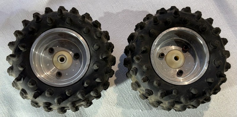 RC10 GOLD PAN ALUMINUM REAR WHEELS & TIRES TEAM ASSOCIATED OFF ROAD RC CAR