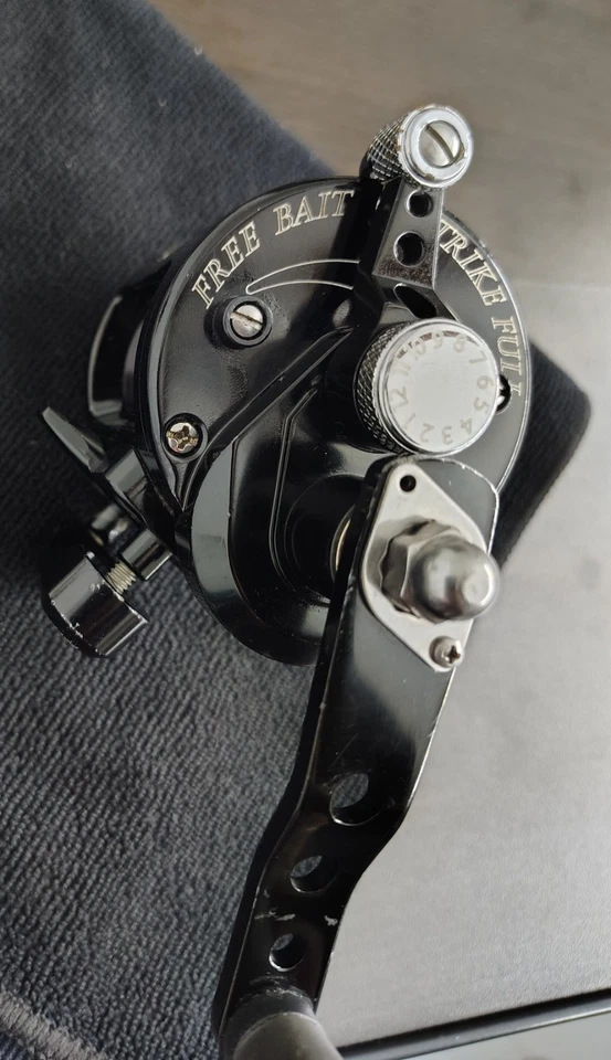 AVET Tuna MXL 5.8:1 (BLACK)  Reel In Great Condition W Power Handle Made In USA - Image 3 of 4