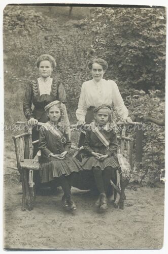 Women And Girl 1915 - Beautiful Clothes With Sash Wooden Bench Old Photo 1910er - Picture 1 of 2