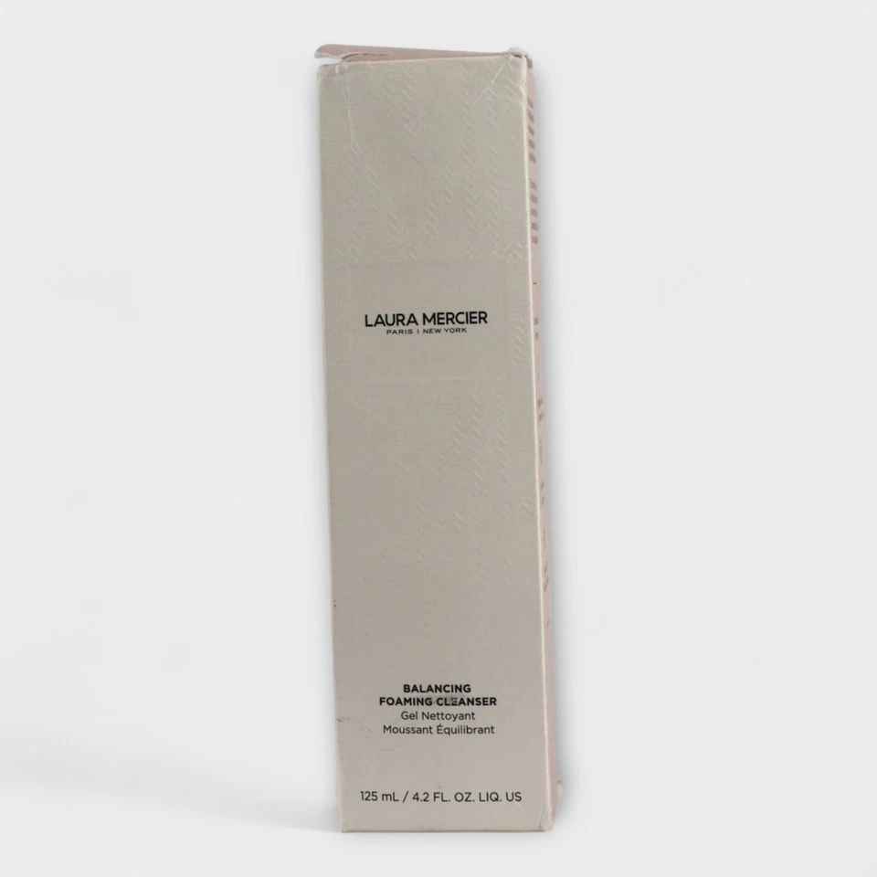 Limpiador en espuma equilibrante Skin Essentials Laura Mercier para mujer 125 ml Foto 2 de 4