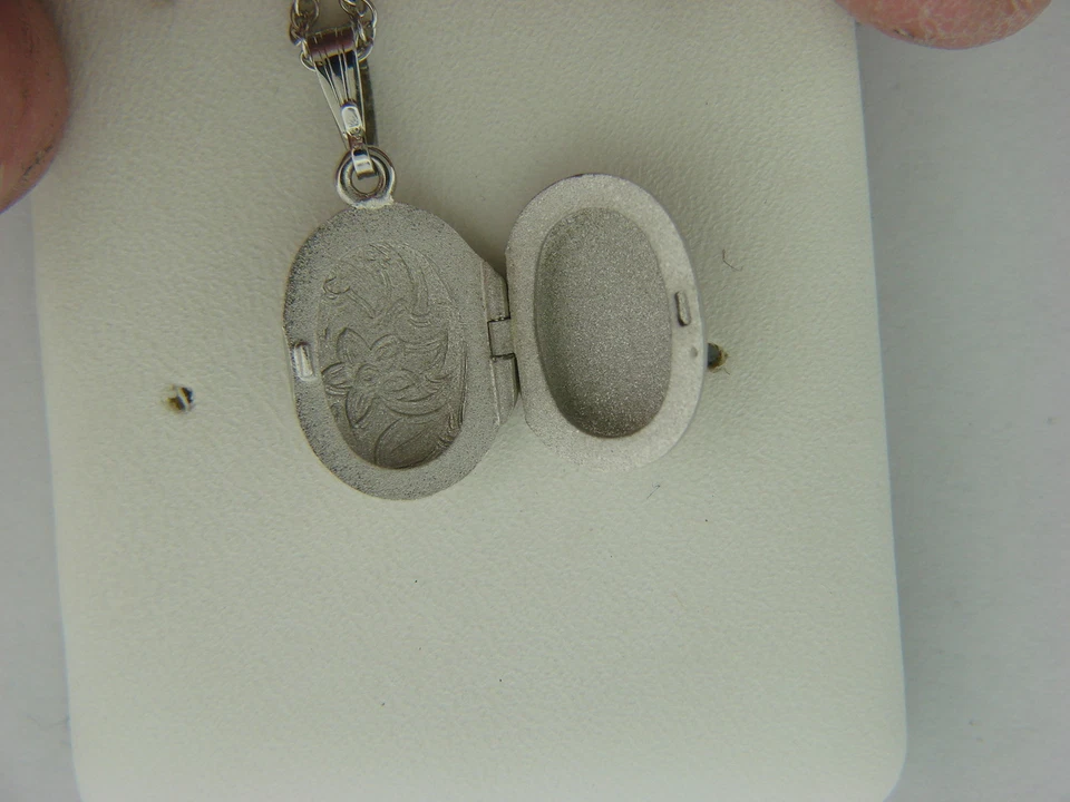 全新纯银 OVAL 锁带花卉设计 带 16 英寸纯银链 — 第 2/3 张图片