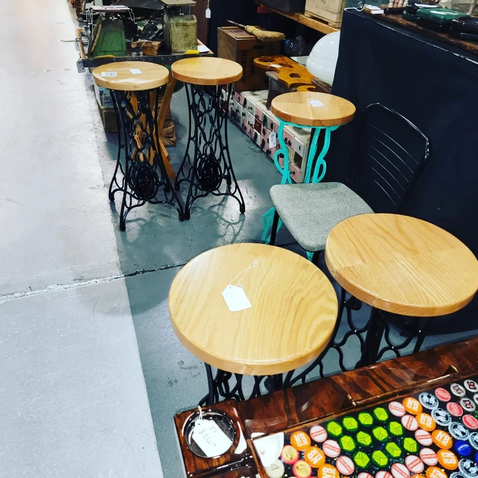 Taburete de bar/mesa auxiliar vintage para máquina de coser Singer Foto 2 de 3