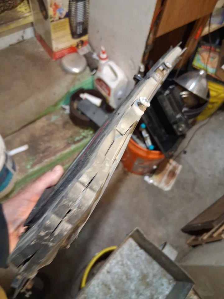 1983 - 1988 年福特 Ranger (Bronco II) 右握通风玻璃(乘客侧)翼窗 — 第 3/4 张图片