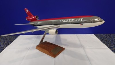 DC10-30 1:100 Northwest Airlines Exclusivmodell mit Holz-/Metallständer