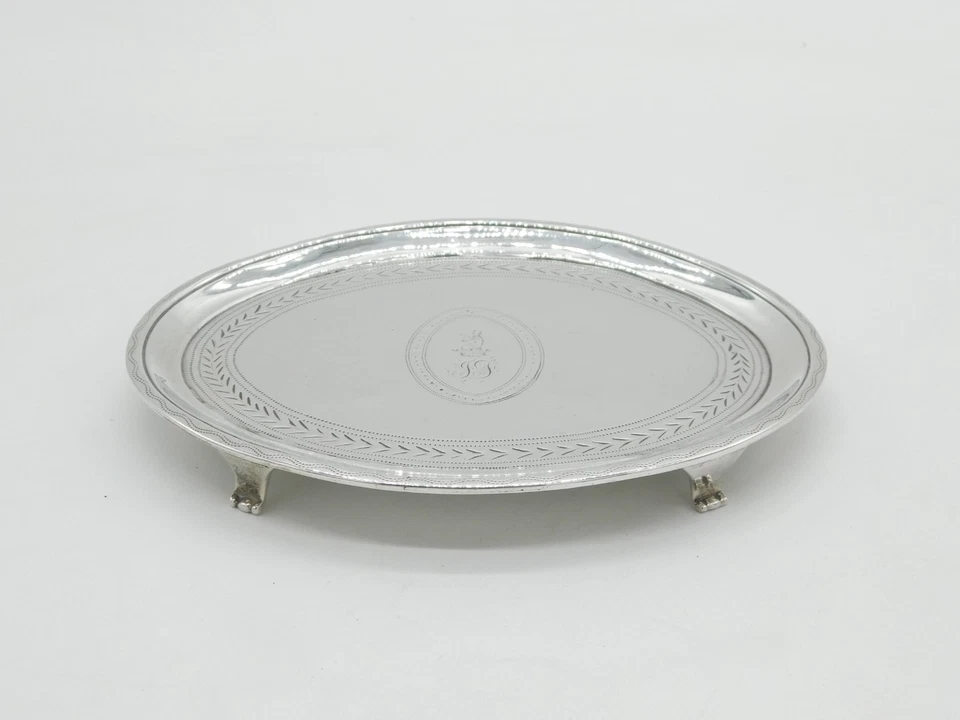 Antiguo soporte para tetera George III de plata esterlina con escudo de perro 1788 Londres Foto 2 de 4