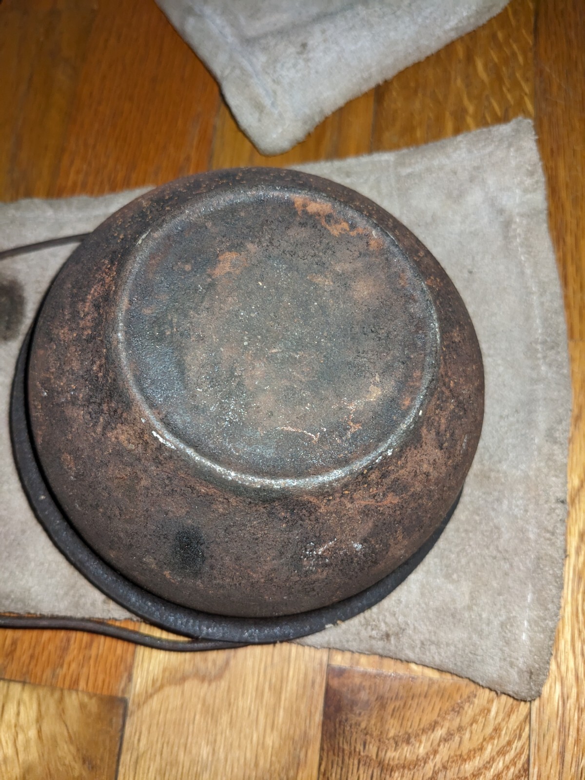 OLD USED VINTAGE TOOLS CAST IRON LEAD SMELTING MELTING POT W/ HANDLE