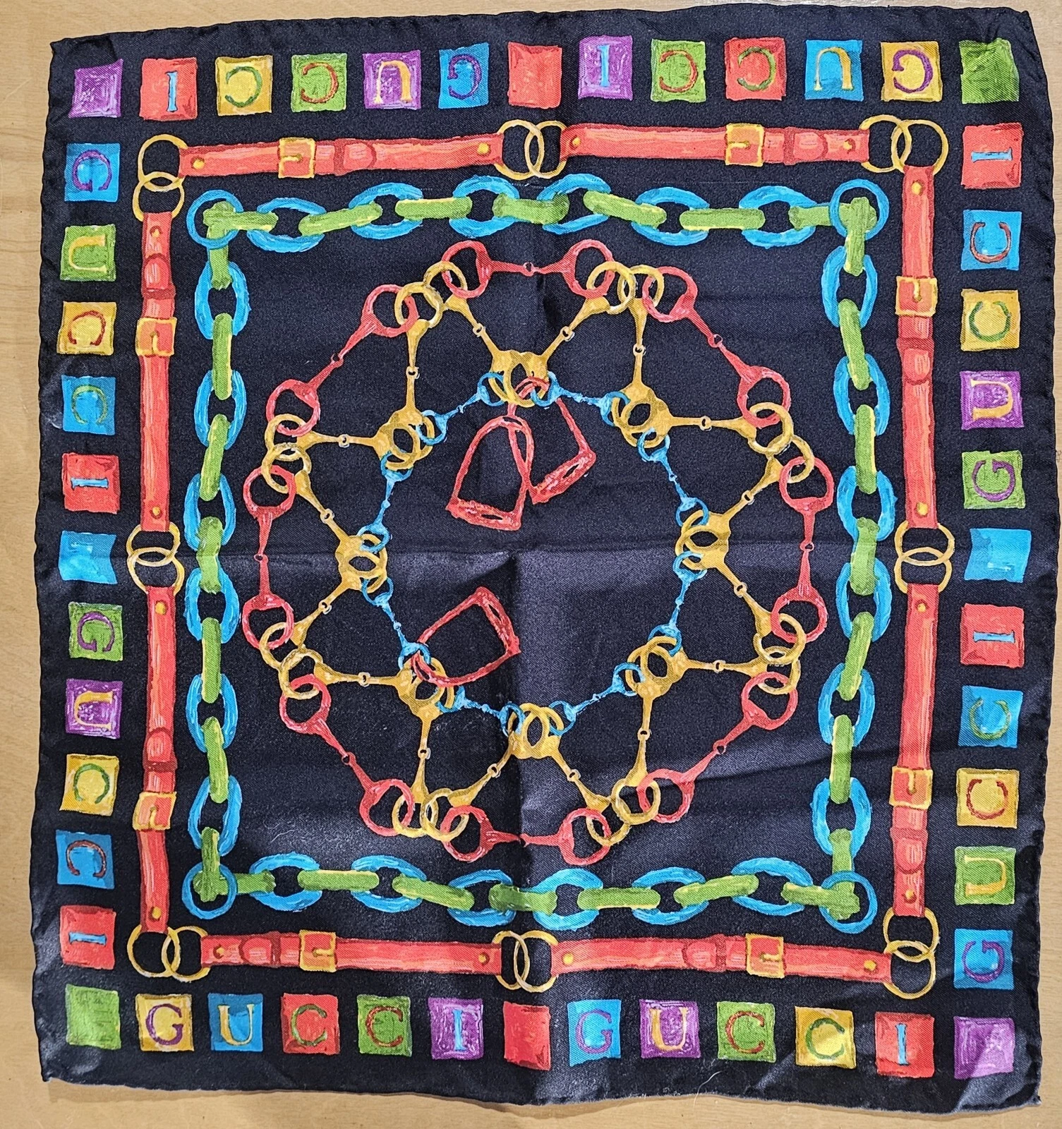 Authentique petit foulard Gucci imprimé mors de cheval noir 17