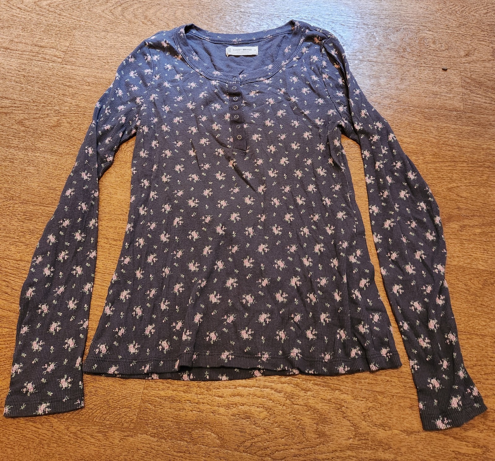 Lucky Brand Thermal Top w 7 Snaps, Size M, Dark Grey w Pink Flowers