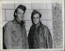 1945 Press Photo Sgt Ross Spencer & Cpl george Hayden at a train station in Ind.
