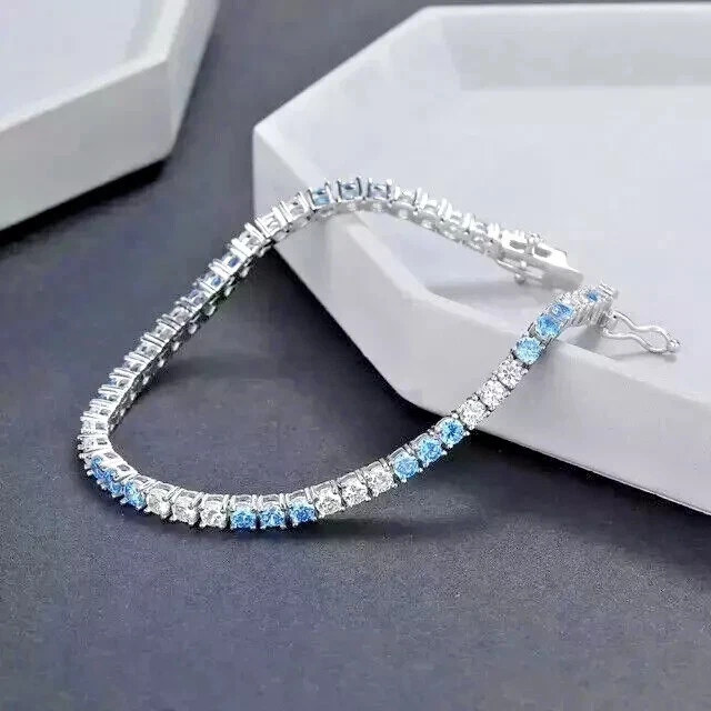 Brazalete de tenis de diamantes y topacio simulado de corte redondo de 7 quilates enchapado en oro blanco de 14 quilates Foto 3 de 4