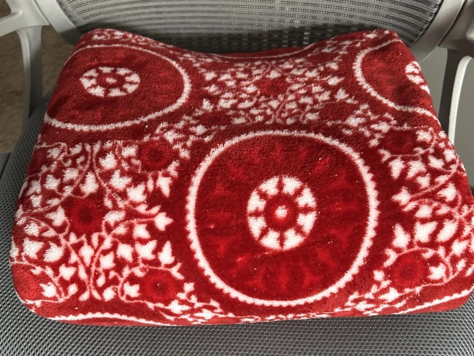 Red & White Circle Design Plush Throw Blanket 50x67in Christmas Winter Decor - Image 2 of 4