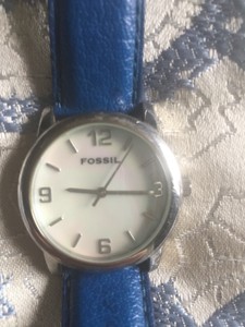 montre femme FOSSIL , ecran nacre , bracelet cuir bleu . presque neuve . |  eBay