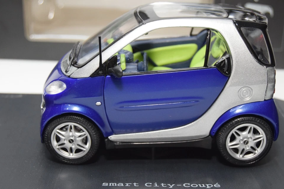 B46 1:18 SMARTWARE SMART CITY-COUPE AZUL NEGRO CAJA DISTRIBUIDOR (MAISTO / KYOSHO) Foto 3 de 4