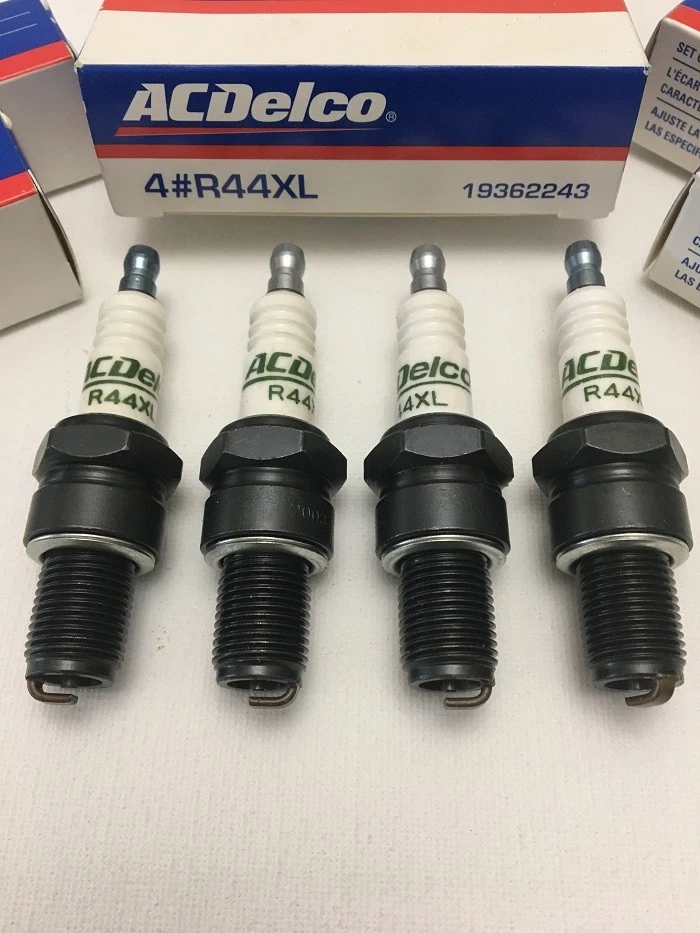 Bujías convencionales AC Delco R44XL - Paquete de 4 bujías Foto 2 de 3