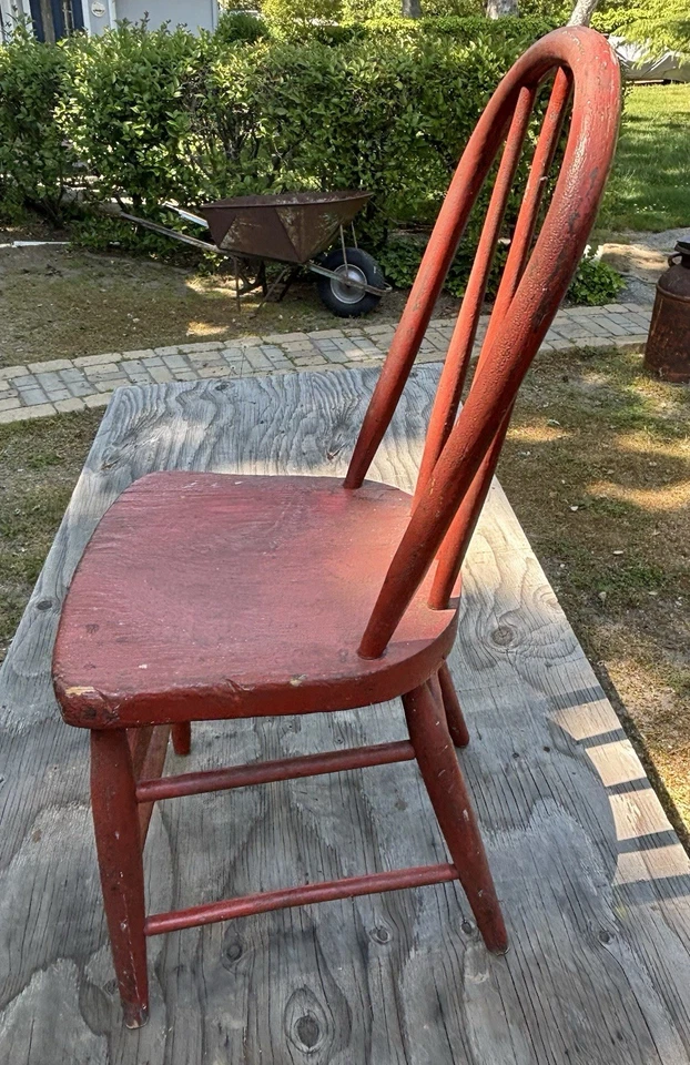 Verdadera silla antigua roja con respaldo de aro para niños mortaja y resistente. Bonita pintura pátina  Foto 4 de 4