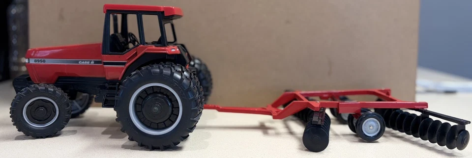 Ertl - Case IH Magnum 8950 Tractor Collectors Ed, Disk attachment and OG box.  - Image 2 of 4