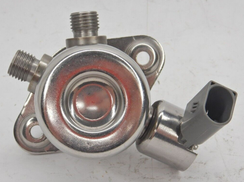 High Pressure Fuel Pump For 10-14 BMW 760Li 6.0L Rolls Royce 6.6L 13517574440