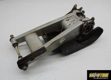 05-07 POLARIS PREDATOR 500 REAR SWINGARM SUSPENSION SWING ARM CARRIER (READ)