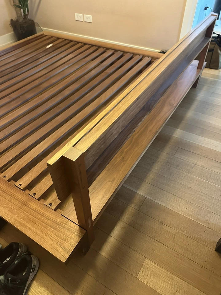 Cama con plataforma de nogal de La Espada marco de madera maciza tamaño king Foto 2 de 4