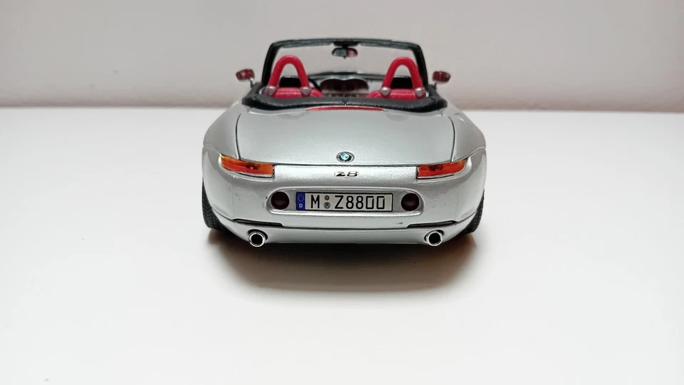Burago BMW Z8 Scala 1:18 Argento - Immagine 4 di 4