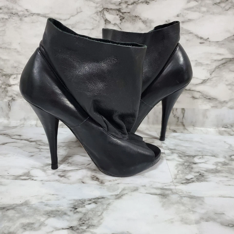 Botas femininas Dolce Vita tornozelo desleixado 6 couro preto peep toe salto agulha - Imagem 4 de 4