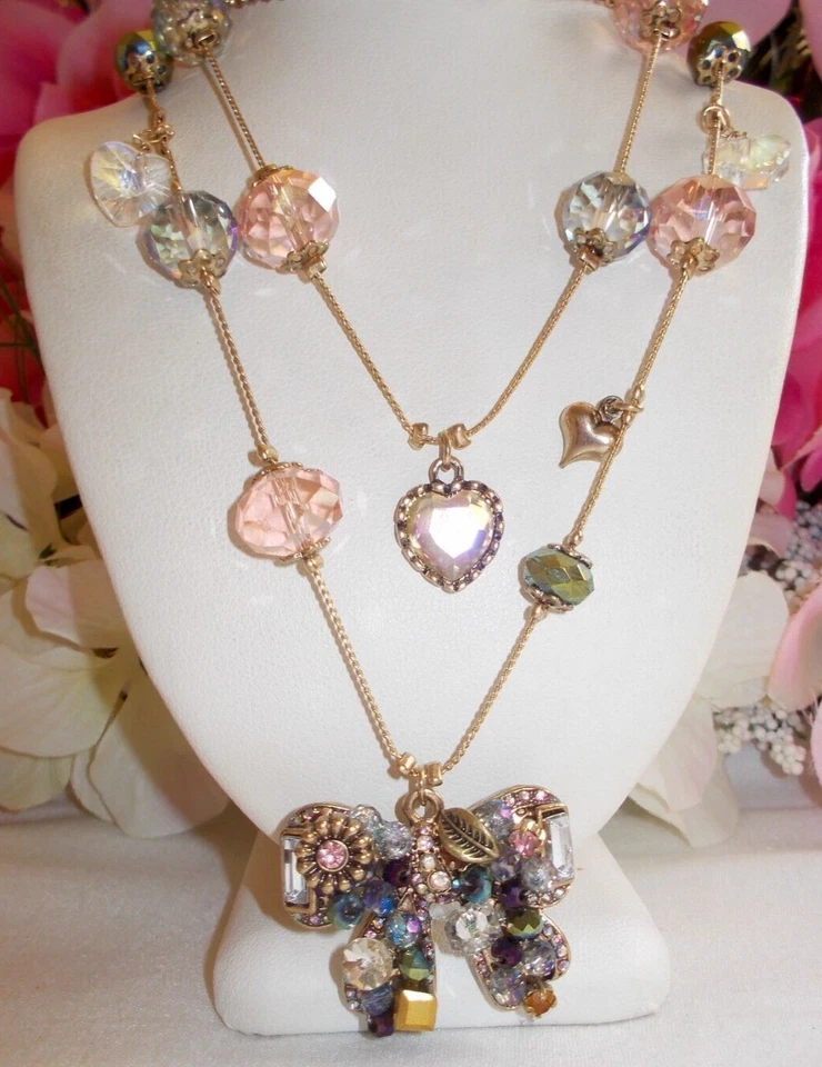 BETSEY JOHNSON PRECIOSO COLLAR DE TRES HEBRAS CON ARCO INCRUSTADO DE PIEDRA MULTICOLOR